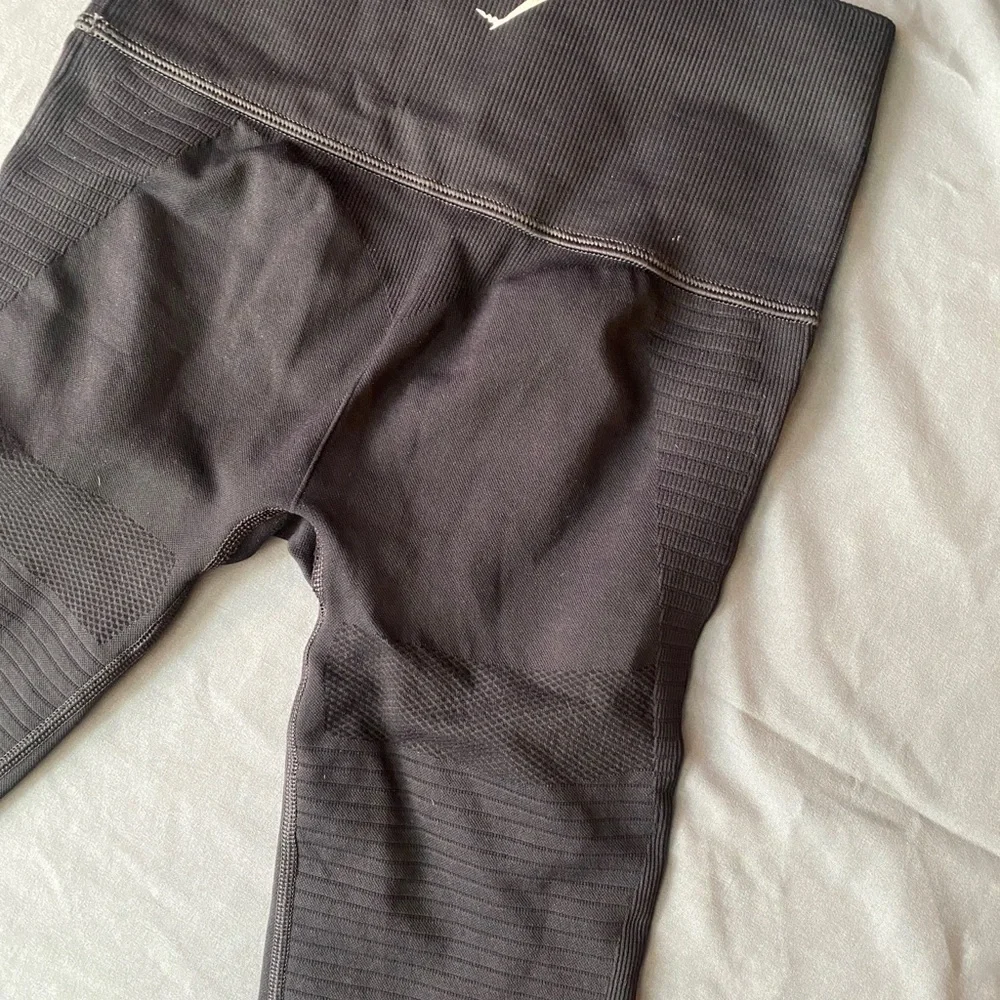 Gymshark black energy seamless butt lift perforated leggings size XS - Picture 3 of 6